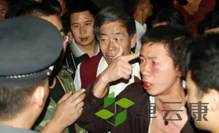 打人